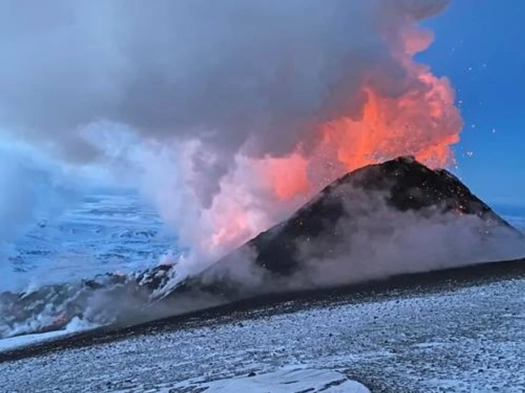 Volcán Klyuchevskoy entra en erupción tras terremoto en Rusia