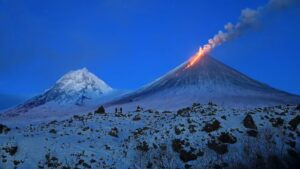 Volcán Klyuchevskoy entra en erupción tras terremoto en Rusia