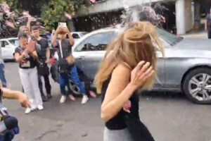 Lady Racista (Ximena Pichel) es agredida al salir de su primera audiencia 