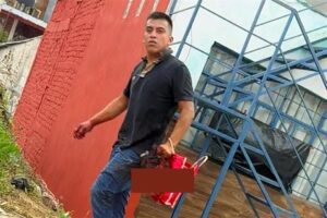 Hombre camina por la calle con una cabeza humana en las manos