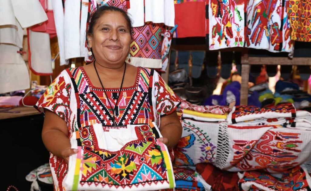 Desplazan a artesanos de pueblos originarios en Oaxaca durante la Guelaguetza