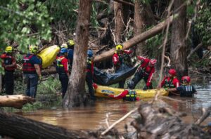 México envía bomberos para labores de rescate en Texas 