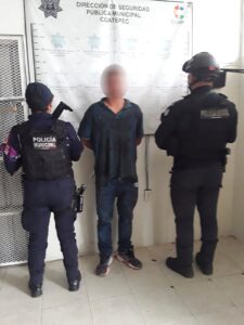 Hombre camina por la calle con una cabeza humana en las manos