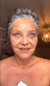 Abuelita se hace viral tras rejuvenecer con lifting facial 