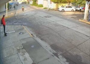 Perrito provoca accidente de una moto por correr a toda velocidad