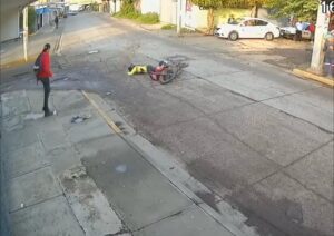 Perrito provoca accidente de una moto por correr a toda velocidad