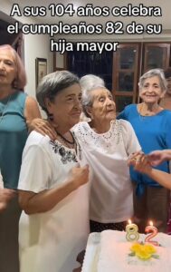 Abuelita de 104 años conquista bailando en el cumpleaños 82 de su hija