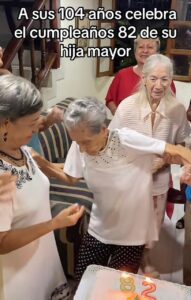 Abuelita de 104 años conquista bailando en el cumpleaños 82 de su hija