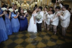 Novios se casan en iglesia inundada y sus fotos se vuelven virales 