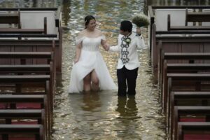 Novios se casan en iglesia inundada y sus fotos se vuelven virales 