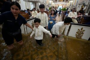 Novios se casan en iglesia inundada y sus fotos se vuelven virales 