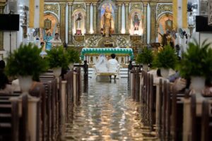 Novios se casan en iglesia inundada y sus fotos se vuelven virales 