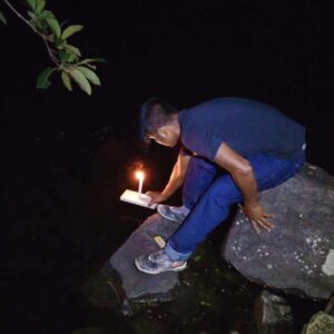 Con ritual de vela flotante encuentra a un ahogado en Veracruz