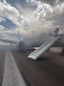 Se incendia avión con pasajeros abordo en Denver 