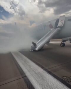 Se incendia avión con pasajeros abordo en Denver 
