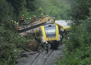 Descarrila tren en Alemania y deja varios muertos 