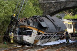 Descarrila tren en Alemania y deja varios muertos 