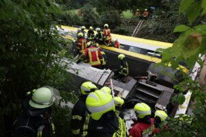 Descarrila tren en Alemania y deja varios muertos 