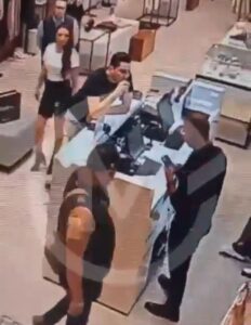 Alcalde amenaza a trabajador de una tienda de ropa en Puebla 
