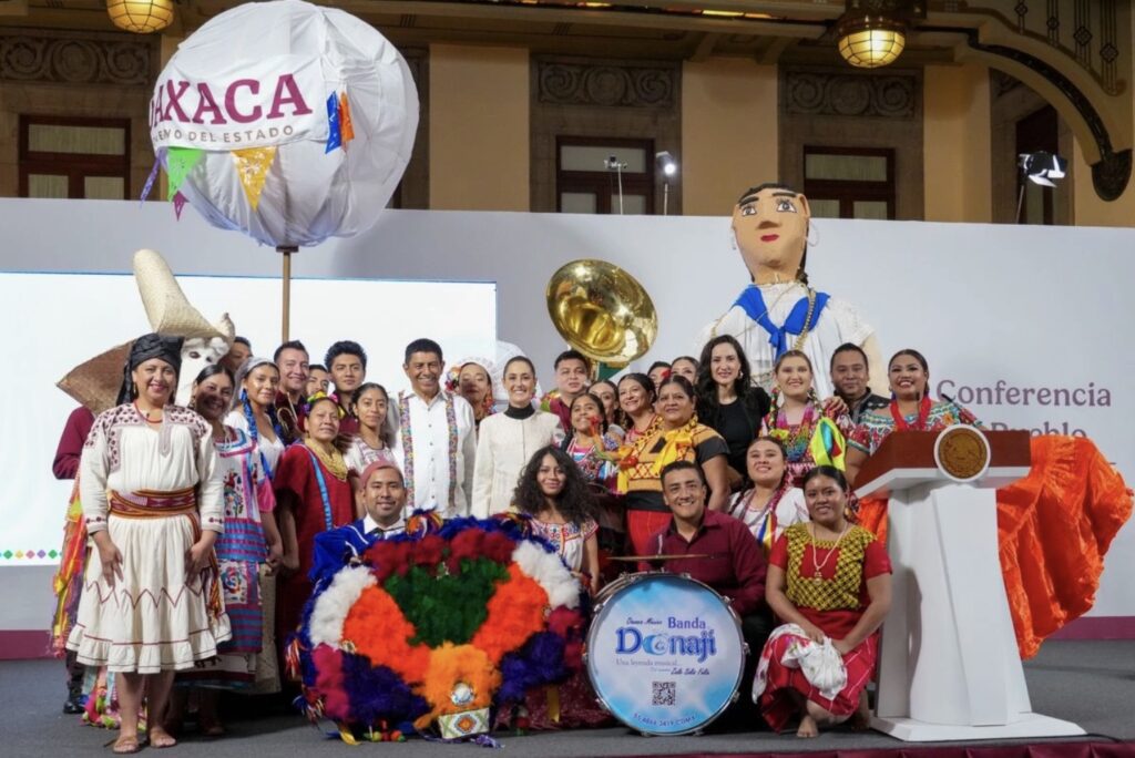 Presentan en conferencia presidencial muestra de la Guelaguetza 2025