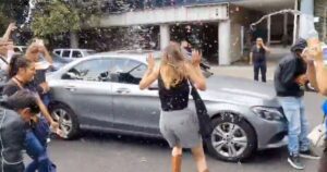 Lady Racista (Ximena Pichel) es agredida al salir de su primera audiencia 