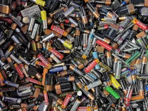 Concientizan del peligro de tirar baterías en la basura común en Cancún