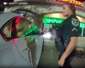 Pareja deja a su bebé en el auto para irse a un bar