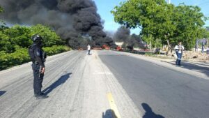 Bloquean con fuego entradas de Tulum y Mahahual tras desalojos 