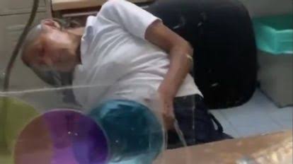 Captan a empleada del Metro de CDMX dormida en taquilla; anuncian investigación