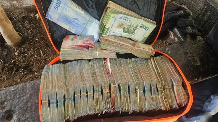 Detienen a motociclista en CDMX por no usar casco y le encuentran un millón de pesos