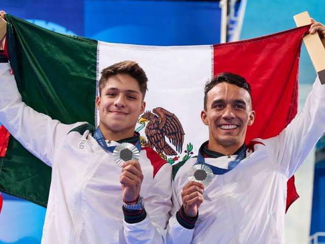 México conquista medalla de plata con Celaya y Olvera en clavados sincronizados