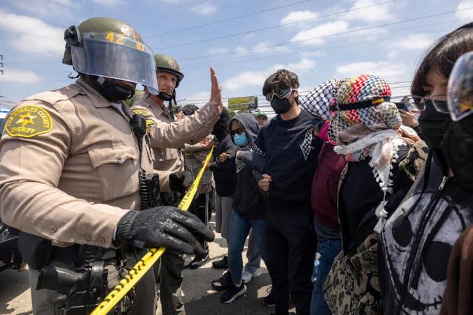 Fuerzas de ICE arrestan a decenas de migrantes en California; comunidad responde con protestas