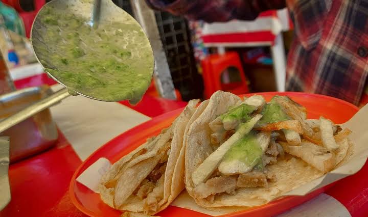 Detectan materia fecal en salsas de puestos callejeros cerca del Metro CDMX