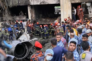Avión se estrella en escuela llena de alumnos en Bangladesh