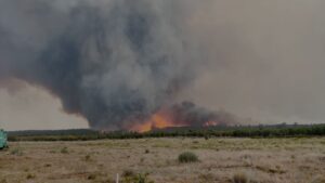 Tornado de Fuego es captado  destrozando todo con sus llamas 