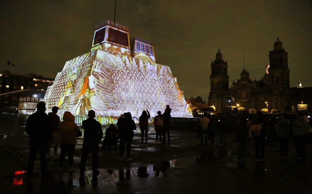 CDMX celebra 700 años de Tenochtitlán con esculturas prehispánicas en el Zócalo