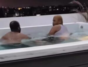 Mujer encuentra a su esposo con otro hombre en un jacuzzi