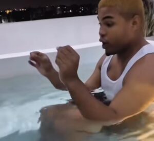 Mujer encuentra a su esposo con otro hombre en un jacuzzi