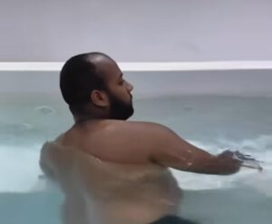 Mujer encuentra a su esposo con otro hombre en un jacuzzi