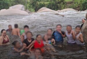 Madres se lanzan al río para salvar a sus hijos y resultan varios mauertos