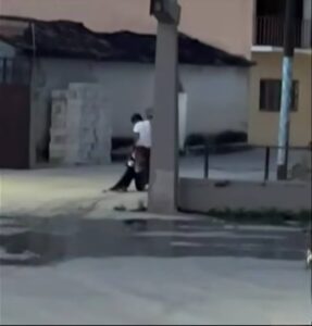 Regidor arrastra a un perrito con una moto en Puebla 