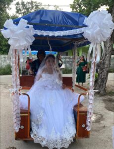 Padre transforma su mototaxi en carruaje para llevar a su hija al altar