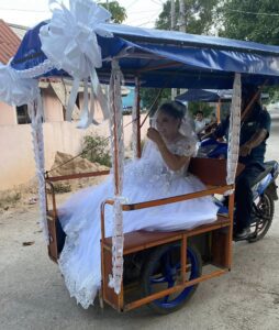 Papá transforma su mototaxi en carruaje para llevar a su hija al altar