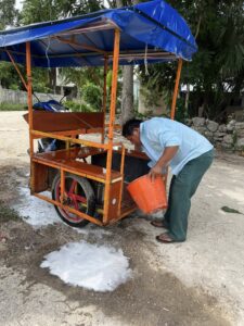 Padre transforma su mototaxi en carruaje para llevar a su hija al altar