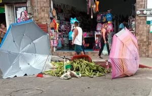 Mujer derriba puesto de elotes porque “estorbaba” su negocio