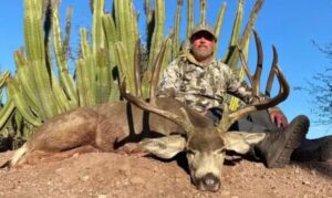 Multimillonario muere embestido por búfalo que iba a cazar