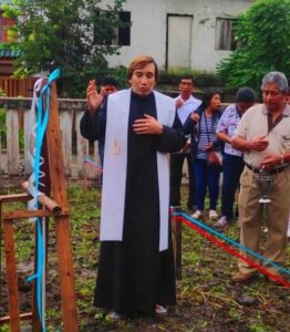 Sacerdote es hallado con dos menores en su casa