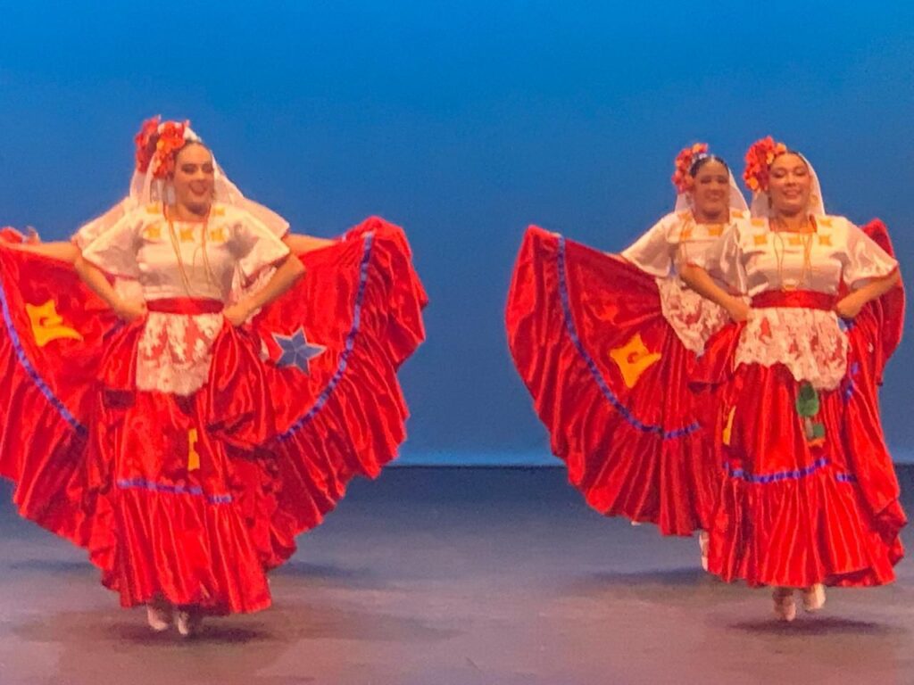 ‘Soy del Sur’ deslumbró en Cancún con un viaje dancístico por México