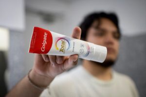 Usuarios reportaron irritación bucal, inflamación en las encías y dolor bucal.
