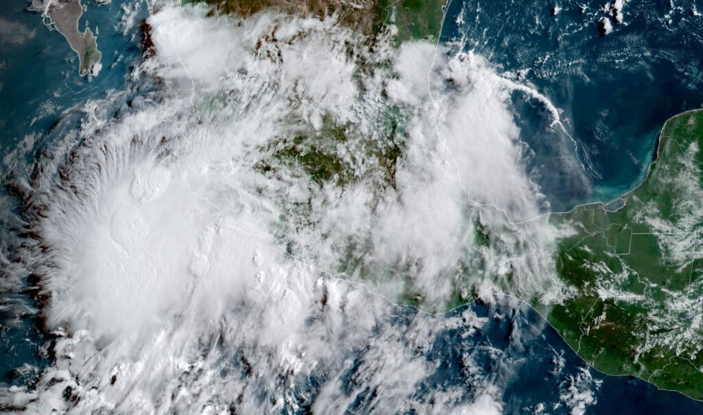 Tormenta tropical Ivo amenaza con lluvias intensas; podría convertirse en huracán